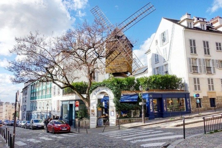 a street with cars parked on the side of a building